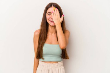 Beyaz arka planda izole edilmiş beyaz bir kadın yüzünün yarısını palmiye ile örterek eğleniyor..