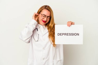 Beyaz arka planda izole edilmiş, elleri kulaklarında depresyon pankartı tutan Kafkasyalı doktor kadın..