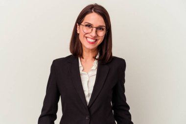 Beyaz arka planda izole edilmiş genç iş kadını mutlu, güler yüzlü ve neşeli..