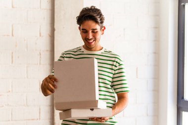 Genç melez yarışçı pizza topluyor.