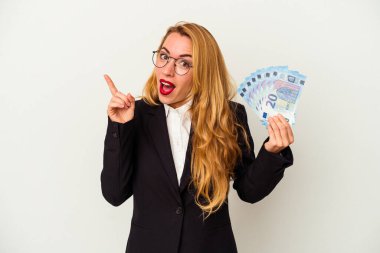 Beyaz arka planda izole edilmiş banknotlar tutan beyaz iş kadınının bir fikri, ilham konsepti var..