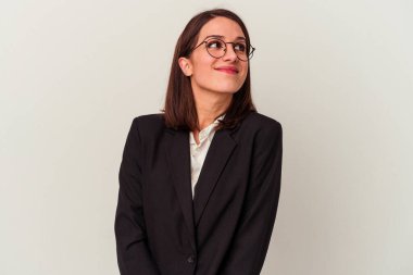 Genç iş kadını, hedeflerine ve amaçlarına ulaşmak için beyaz arka planda izole edilmiş.