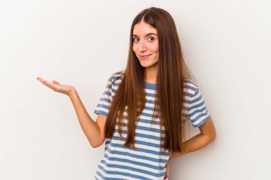 Beyaz arka planda izole edilmiş genç beyaz kadın bir avuç içinde fotokopi alanı ve belinde bir el daha gösteriyor..