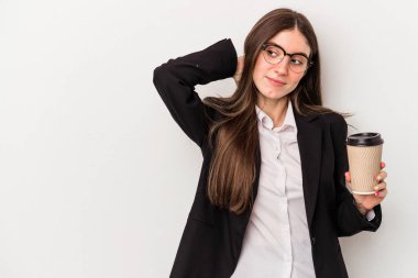 Beyaz arka planda izole edilmiş, kafasının arkasına dokunan, düşünen ve bir seçim yapan Kafkasyalı genç bir iş kadını elinde kahve tutuyor..