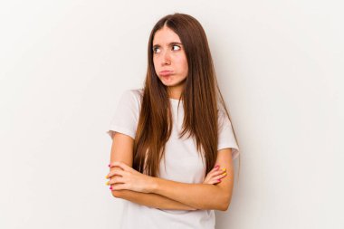 Beyaz arka planda izole genç beyaz kadın tekrarlanan bir görevden yoruldu.