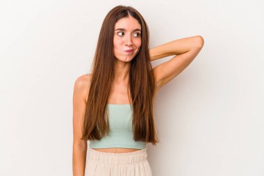 Beyaz arka planda soyutlanmış beyaz tenli bir kadın kafasının arkasına dokunuyor, düşünüyor ve bir seçim yapıyor..