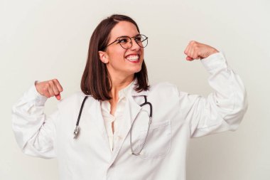 Beyaz arka planda izole edilmiş genç bir doktor zafer sonrası yumruğunu kaldırıyor, kazanan konsept..