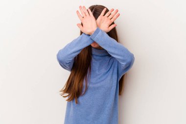 Beyaz arka planda izole genç beyaz kadın iki kolu çapraz tutuyor, inkar kavramı.