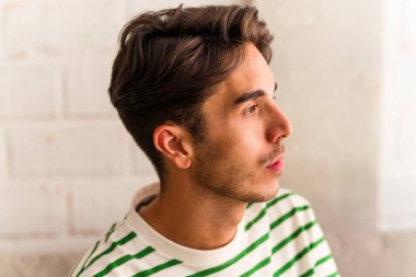 Kafkasyalı genç adam pencereye yakından bakıyor.