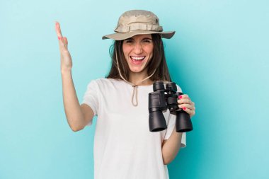 Mavi arka planda, elinde dürbün tutan Kafkas kaşif kadın hoş bir sürprizle karşılaşıyor, heyecanlı ve el kaldırıyor..