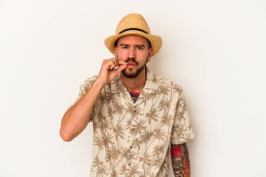 Beyaz arka planda izole edilmiş yaz kıyafetleri giyen ve dudaklarında bir sır saklayan beyaz saçlı genç bir adam..