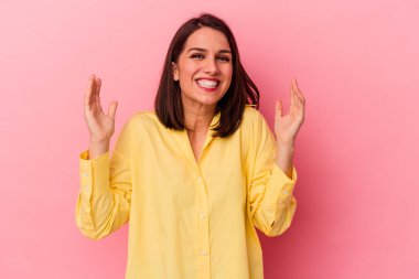 Pembe arka planda izole edilmiş beyaz bir kadın neşeli bir şekilde gülüyor. Mutluluk kavramı.