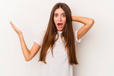 Beyaz arka planda izole edilmiş beyaz bir kadın öfkeyle çığlık atıyor..