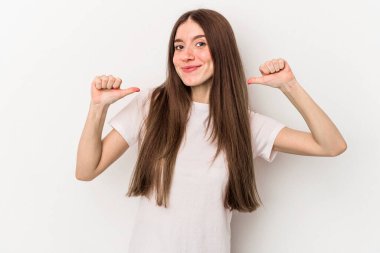 Beyaz arka planda izole genç beyaz kadın gururlu ve kendinden emin hissediyor, örnek olarak..