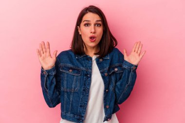 Pembe arka planda soyutlanmış beyaz bir kadının bir fikri var, ilham verici bir kavram..