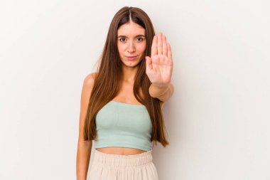Beyaz arka planda izole edilmiş genç beyaz bir kadın elini uzatmış, dur işareti göstererek seni engelliyor..