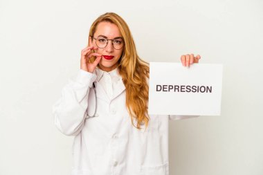 Beyaz arka planda izole edilmiş bir depresyon levhası tutan Kafkasyalı doktor kadın ve dudaklarında bir sır saklayan parmaklar..