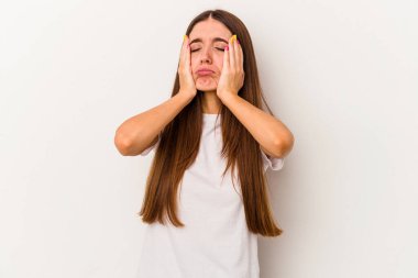 Beyaz arka planda yalnız kalmış, ağlayan ve sızlanan beyaz bir kadın..