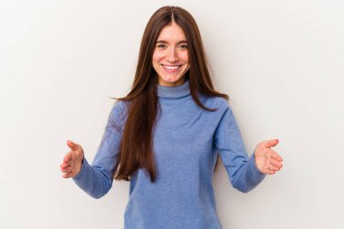 Beyaz arka planda izole edilmiş beyaz bir kadın iki eliyle bir şey tutuyor, ürün sunumu..