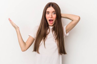 Beyaz arka planda izole edilmiş beyaz bir kadın öfkeyle çığlık atıyor..