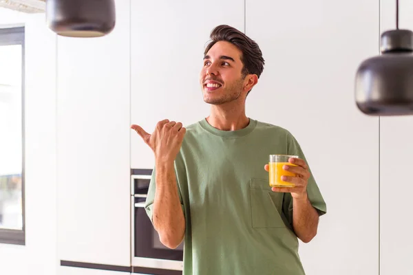 Joven Hombre Raza Mixta Bebiendo Jugo Naranja Sus Puntos Cocina — Foto de Stock