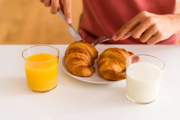 Mladý Smíšený Závod Muž Jíst Croissant Kuchyni Ráno — Stock fotografie