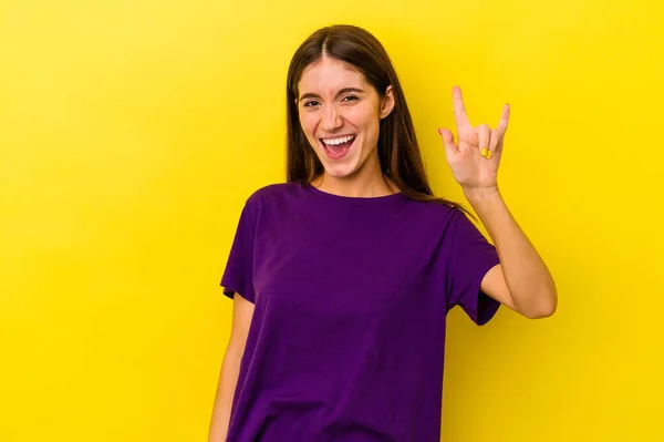 Mulher Caucasiana Jovem Isolada Fundo Amarelo Mostrando Gesto Chifres Como — Fotografia de Stock