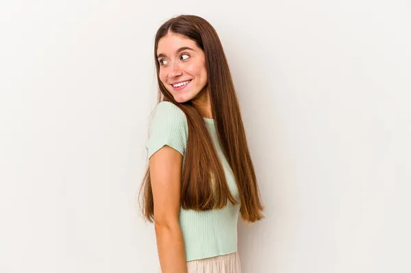 Mulher Caucasiana Jovem Isolado Fundo Branco Olha Para Lado Sorridente — Fotografia de Stock