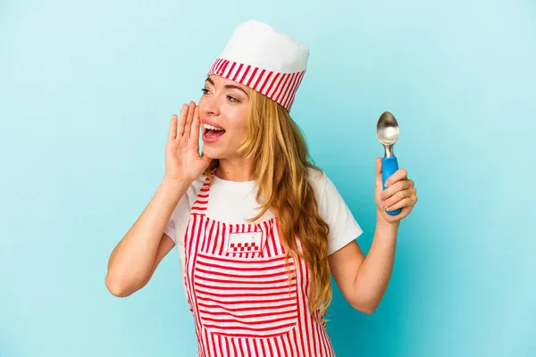 Caucásico Fabricante Helados Mujer Sosteniendo Una Cucharada Helado Aislado Sobre —  Fotos de Stock