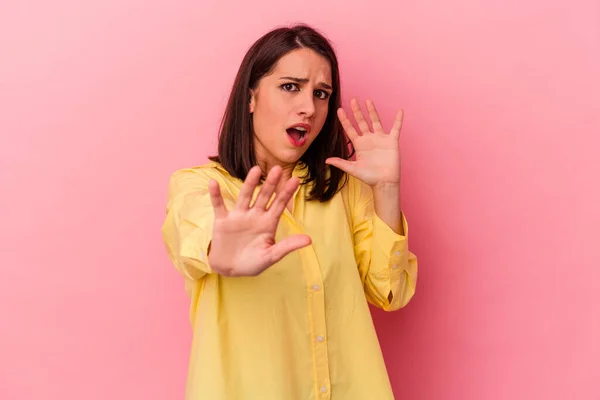 Jonge Blanke Vrouw Geïsoleerd Roze Achtergrond Wordt Geschokt Als Gevolg — Stockfoto