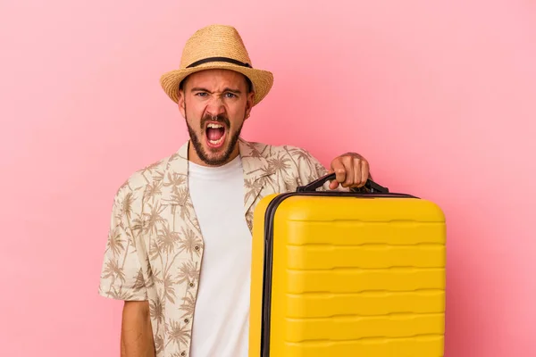 Young Caucasian Man Tattoos Going Travel Isolated Pink Background Screaming — Stock Photo, Image