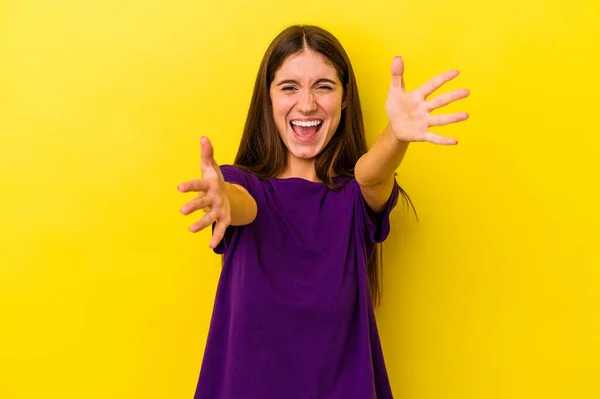 Giovane Donna Caucasica Isolata Sfondo Giallo Sente Fiducioso Dando Abbraccio — Foto Stock