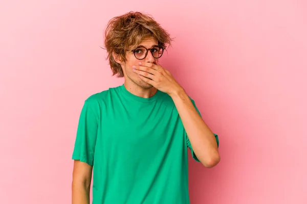 Young Caucasian Man Make Isolated Pink Background Covering Mouth Hands — Stock Photo, Image