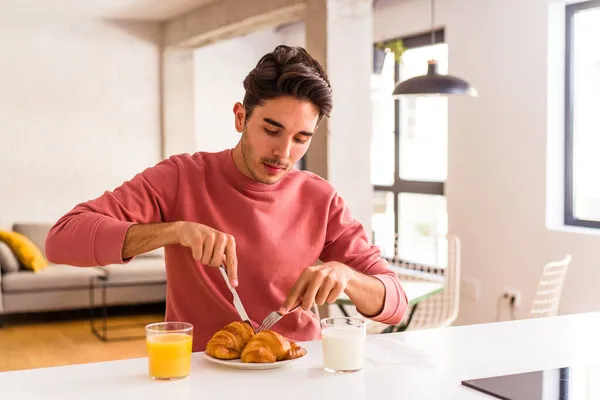 Hombre Joven Raza Mixta Comiendo Croissant Una Cocina Mañana — Foto de Stock