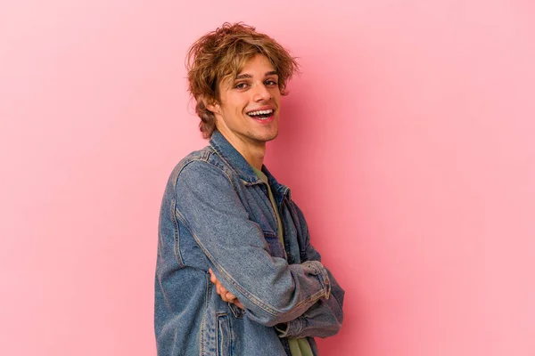 Joven Hombre Caucásico Con Maquillaje Aislado Sobre Fondo Rosa Que — Foto de Stock