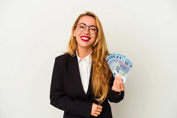 Mulher Negócios Caucasiana Segurando Contas Isoladas Fundo Branco Rindo Divertindo — Fotografia de Stock