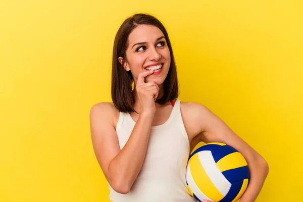 Mujer Caucásica Joven Jugando Voleibol Aislado Sobre Fondo Amarillo Relajado —  Fotos de Stock