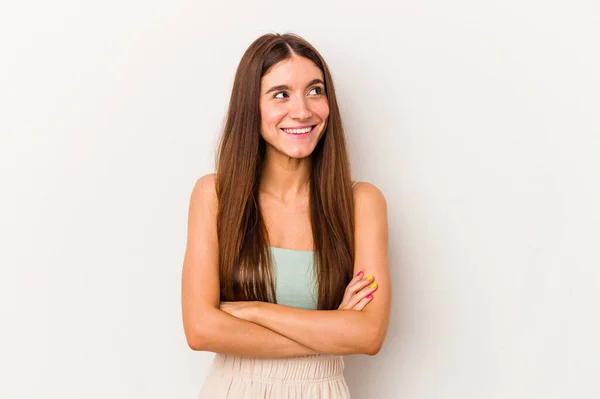 Jonge Kaukasische Vrouw Geïsoleerd Witte Achtergrond Glimlachen Zelfverzekerd Met Gekruiste — Stockfoto