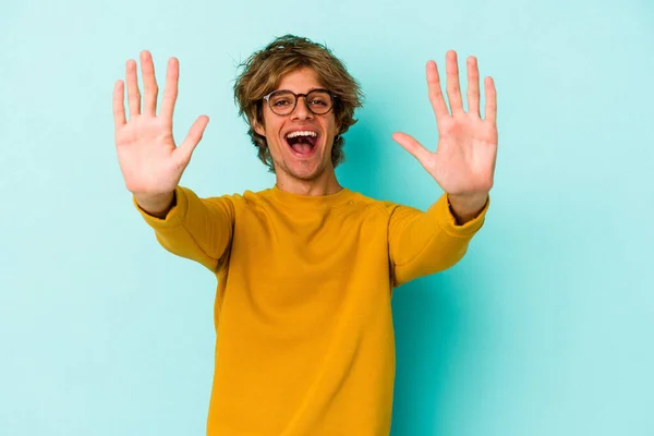 Young Caucasian Man Make Isolated Blue Background Showing Number Ten — Stock Photo, Image