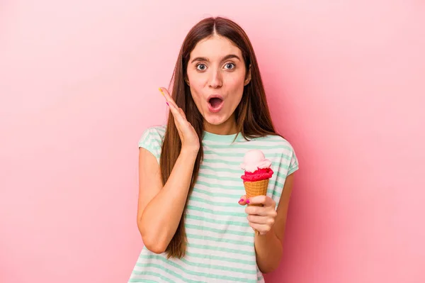 Молодая Белая Женщина Мороженым Розовом Фоне Удивлена Шокирована — стоковое фото