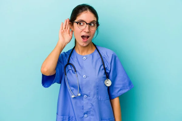 Ung Kaukasisk Sjuksköterska Isolerad Blå Bakgrund Försöker Lyssna Ett Skvaller — Stockfoto