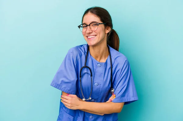 Junge Kaukasische Krankenschwester Isoliert Auf Blauem Hintergrund Lachen Und Spaß — Stockfoto