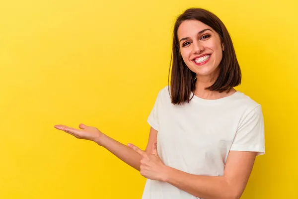 Mulher Branca Jovem Isolado Fundo Amarelo Animado Segurando Espaço Cópia — Fotografia de Stock