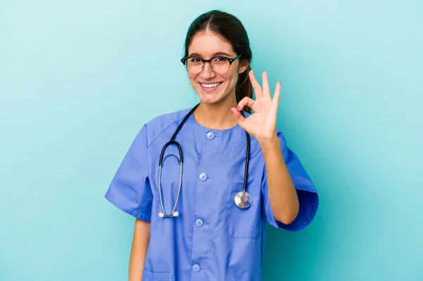 Joven Enfermera Caucásica Aislada Sobre Fondo Azul Alegre Confiado Mostrando — Foto de Stock