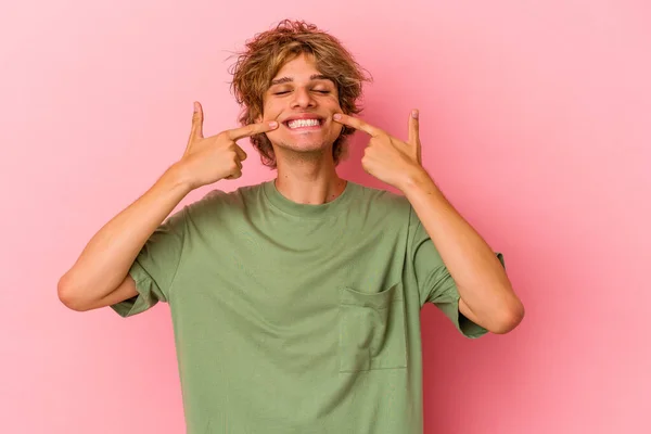 Joven Hombre Caucásico Con Maquillaje Aislado Sobre Sonrisas Fondo Rosa — Foto de Stock