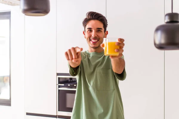 Jovem Mestiço Bebendo Suco Laranja Sua Cozinha — Fotografia de Stock