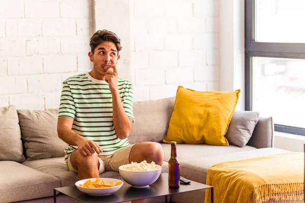 Joven Hombre Raza Mixta Comiendo Palomitas Maíz Sentado Sofá Relajado — Foto de Stock