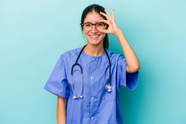 Jovem Enfermeira Caucasiana Isolado Fundo Azul Animado Mantendo Gesto Olho — Fotografia de Stock