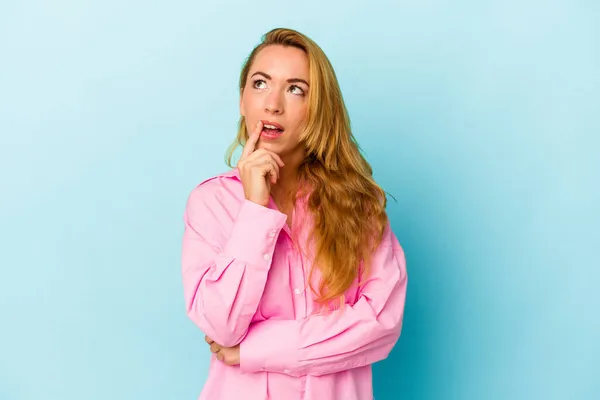 Caucasian Woman Isolated Blue Background Looking Sideways Doubtful Skeptical Expression — Stock Photo, Image