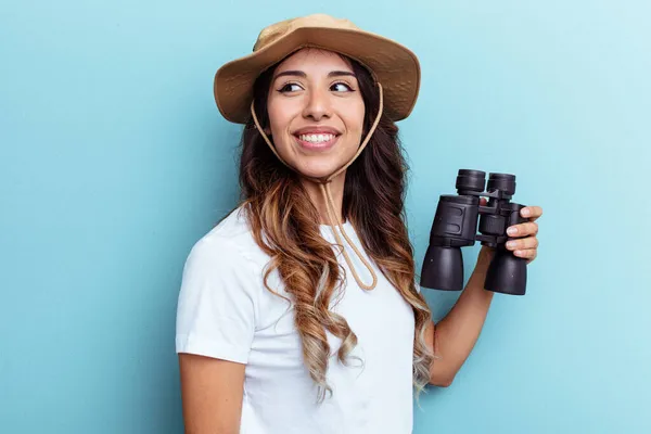 Young Mexican Woman Holding Binoculars Isolated Blue Background Looks Aside — Stock Photo, Image